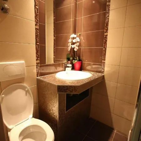 Iron Gates Apartment *
