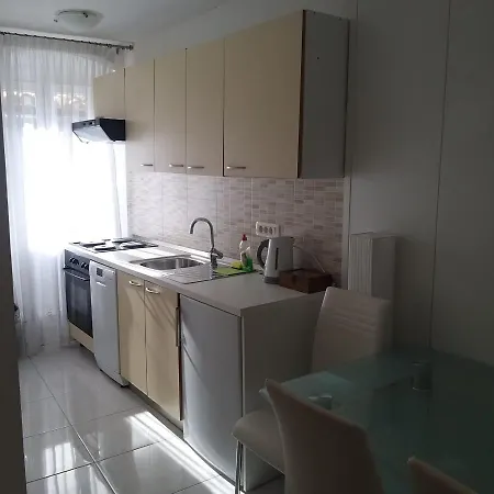 Iron Gates Apartment *
