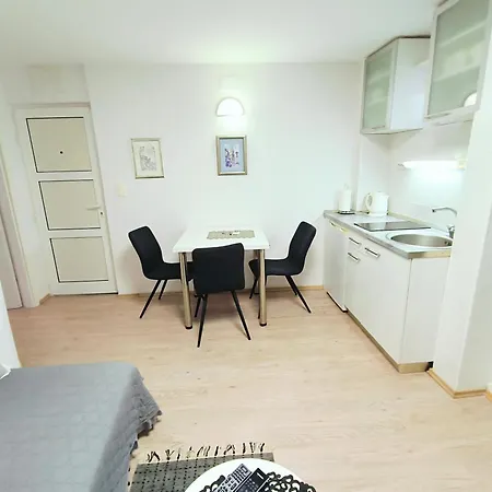 Iron Gates Apartment *