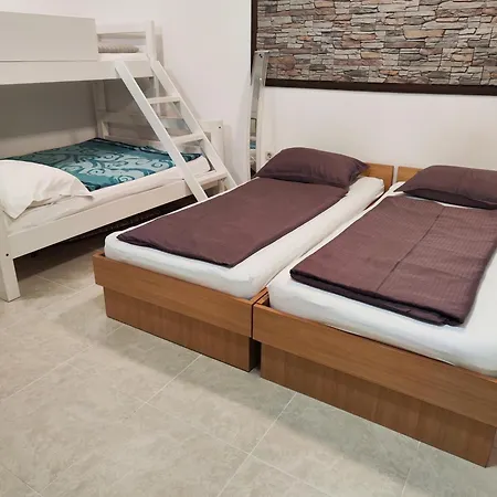 Iron Gates Apartment *
