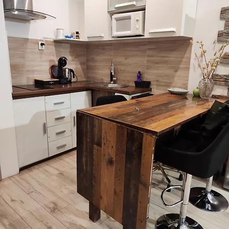 Iron Gates Apartment *