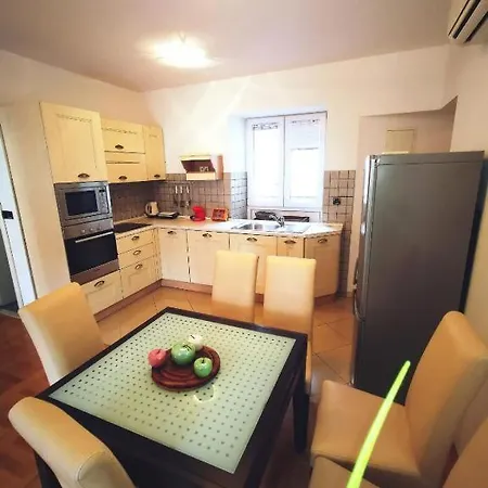 Iron Gates Apartment *