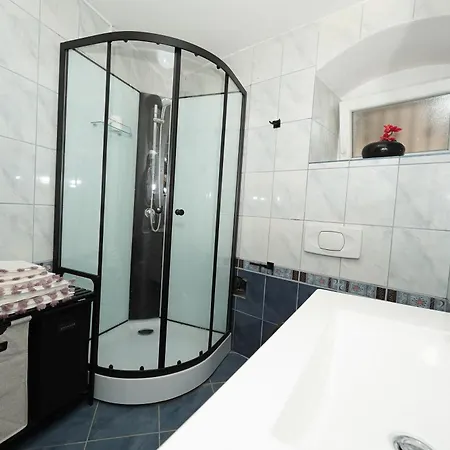 Iron Gates 아파트