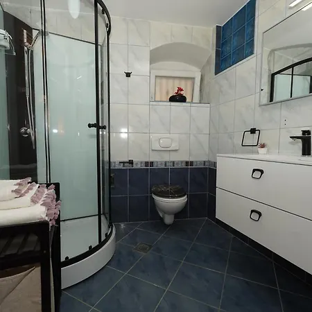 Iron Gates 아파트