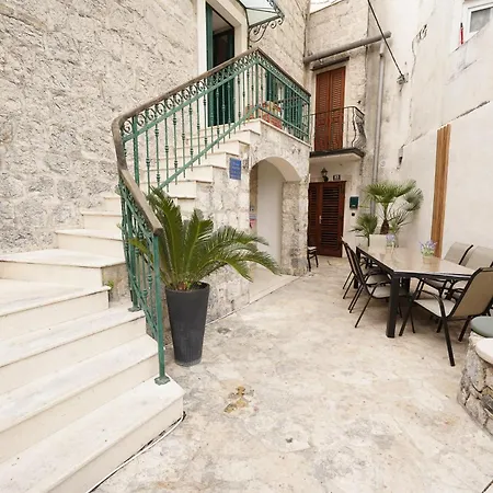 Iron Gates 아파트 *