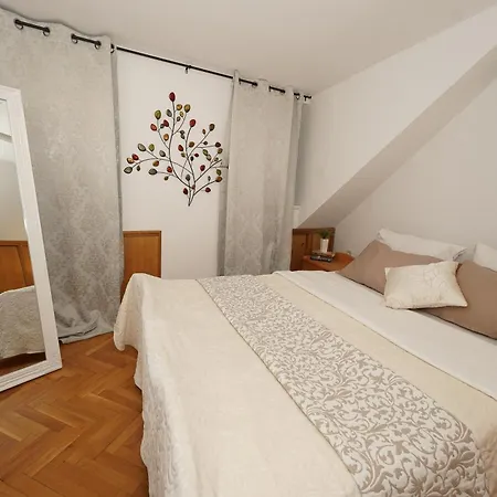 Iron Gates 아파트