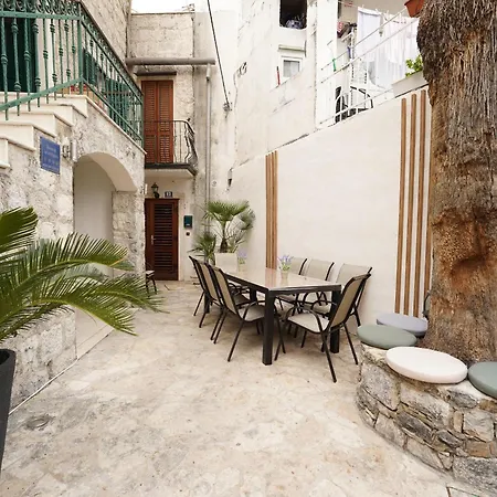 Iron Gates 아파트 *